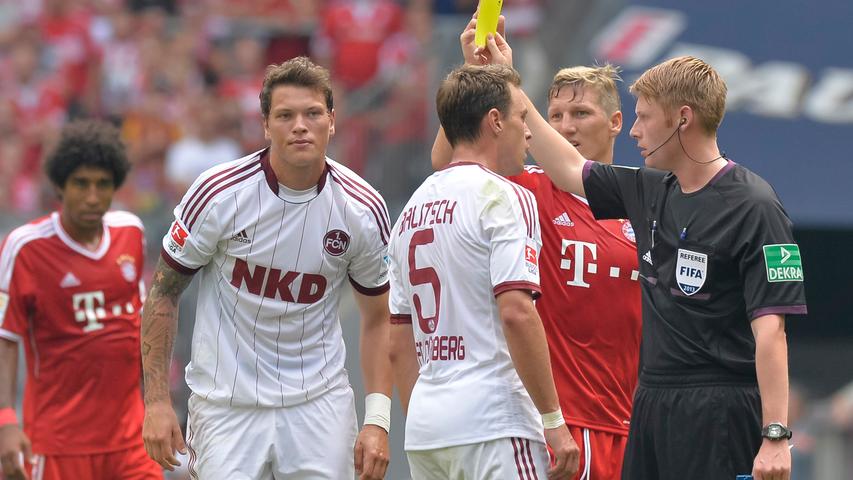 Nach seinem taktischen Foul gegen Götze sieht Club-Stürmer Daniel Ginczek die Gelbe Karte.