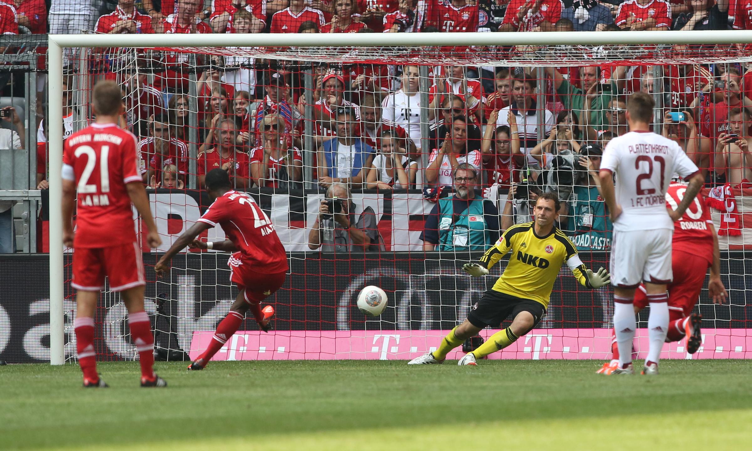 ... feierte der FCN trotz 0:2-Niederlage ein seltenes Erfolgserlebnis: Raphael Schäfer, Rückhalt, Führungsspieler, Leistungsträger, aber wahrlich kein Elfmetertöter, krallte sich einen Strafstoß von David Alaba.