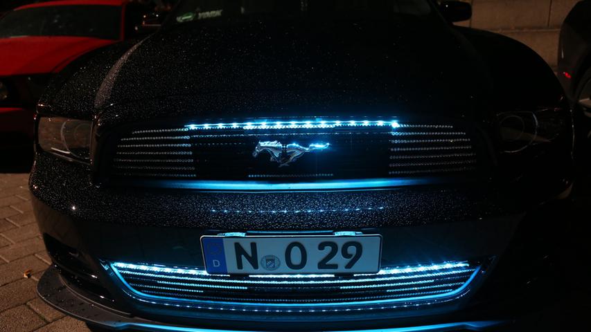 ... und bei diesem schicken Mustang rückt die Beleuchtung die Details ins rechte Licht.