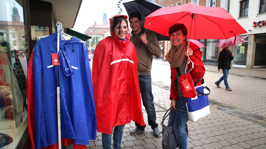 Der Verkaufsschlager am Innenstadtfest: Regenkleidung...