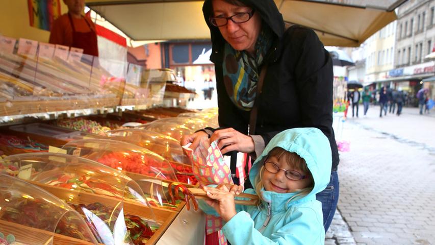Warm eingepackt und mit Regenkleidung trotzten die Besucher des Erlanger Marktplatzfest dem Wetter.