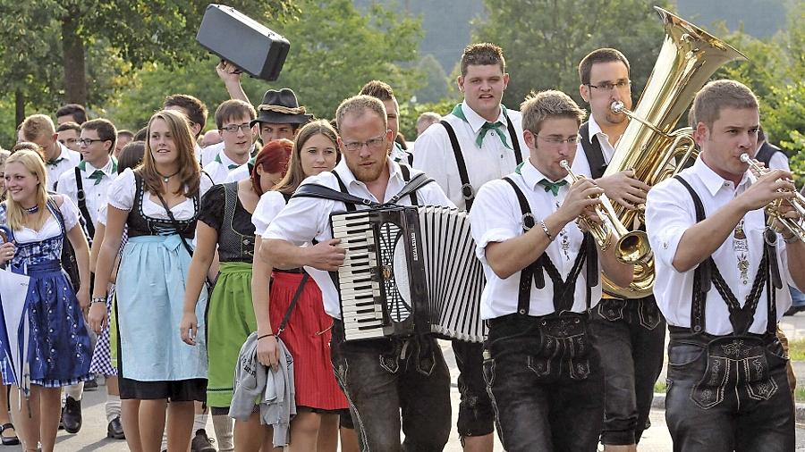 Leerstetten: Mit musikalischem Umzug in Kirchweih
