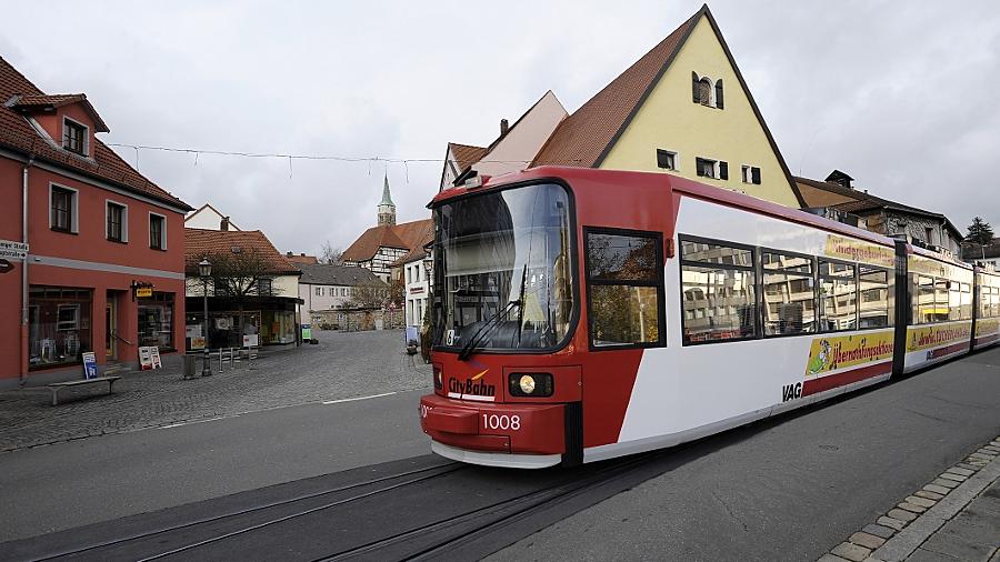 Markus Söder und Joachim Herrmann versprechen mehr Geld vom Freistaat für die Stadt-Umland-Bahn. (Symbolbild)