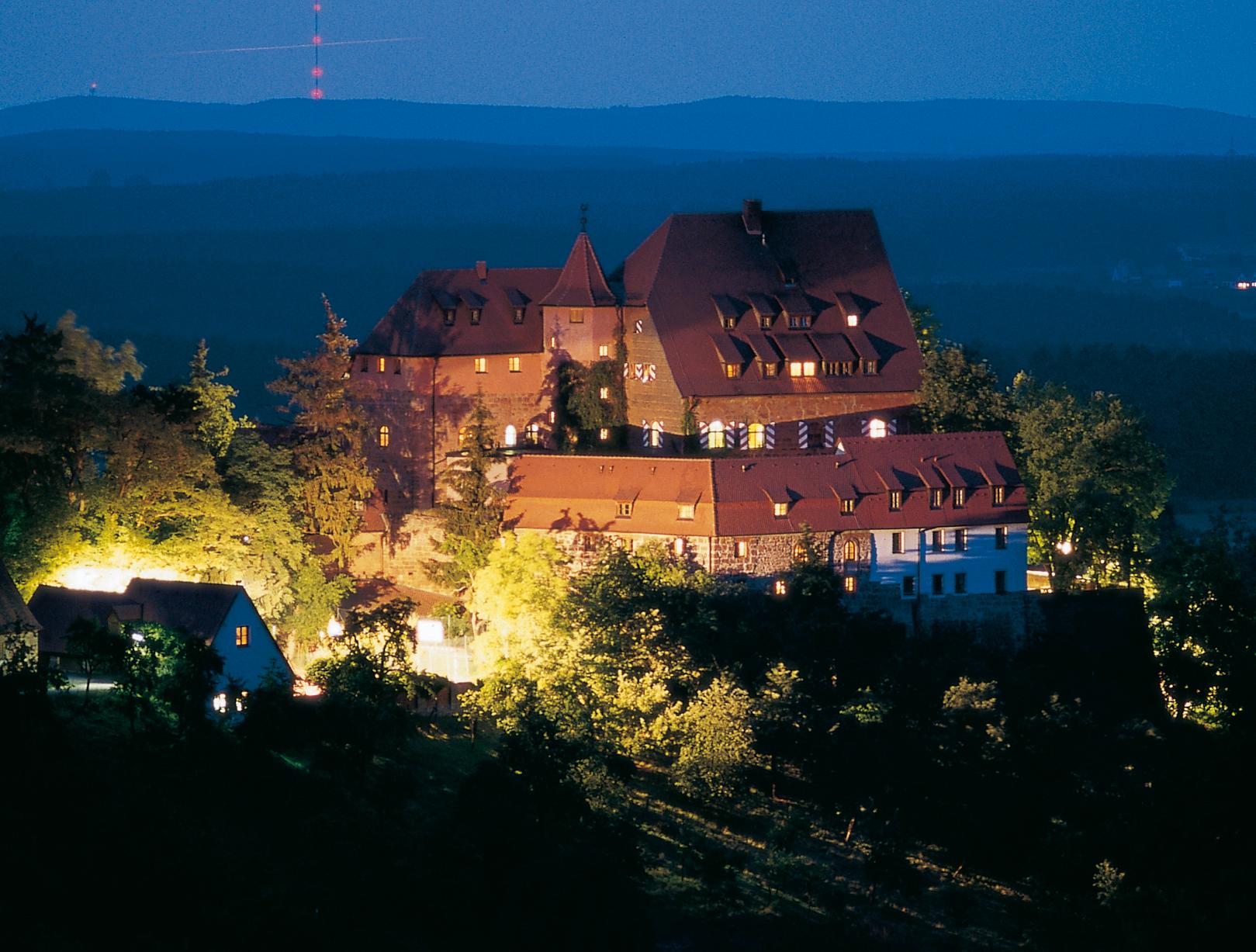 Die Burg Wernfels wurde im Jahre 1925 in eine Jugendherberge verwandelt. Seitdem ist sie eine wichtiger Treffpunkt für die Jugend in der Region. Zahlreiche Burgkonzerte, Burgfeste und Gottesdieste finden über das Jahr verteilt statt. Einen aktuellen Veranstaltungskalender finden Sie hier.