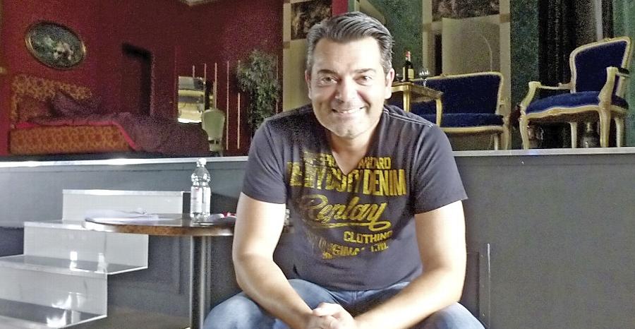 Der Comödien-Mann für alle Fälle: Marcel Gasde in der Kulisse der nahenden Neuproduktion „Otello darf nicht sterben“. Der Comödien-Mann für alle Fälle: Marcel Gasde in der Kulisse der nahenden Neuproduktion „Otello darf nicht sterben“.