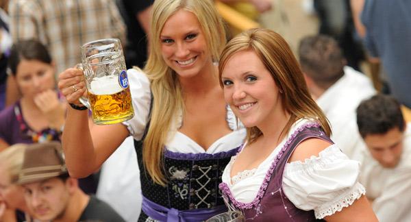 Trachten gehören zu bayerischen Volksfesten ebenso, wie die gut gefüllte Maß Bier.