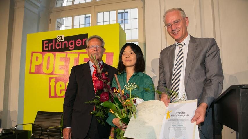 Die Verleihung des Preises an die Japanerin bildete den Auftakt des 33. Erlanger Poetenfests. Erlangens OB Siegfried Balleis (r.) und Kämmerer Gerhard Wangemann (l.) gratulierten.