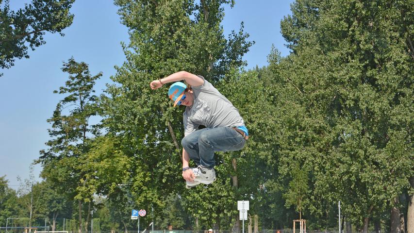 Skater weihen Park am Rand der Bezirkssportanlage in Fürth ein