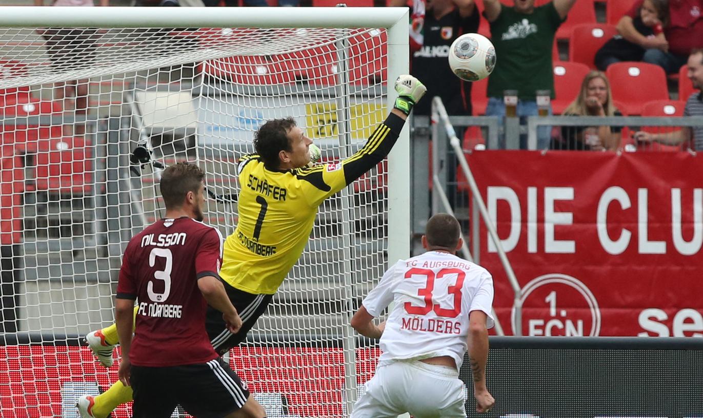 Club in Bedrängnis: Raphael Schäfer war es zu verdanken, dass den Augsburgern nur ein Treffer gelang.