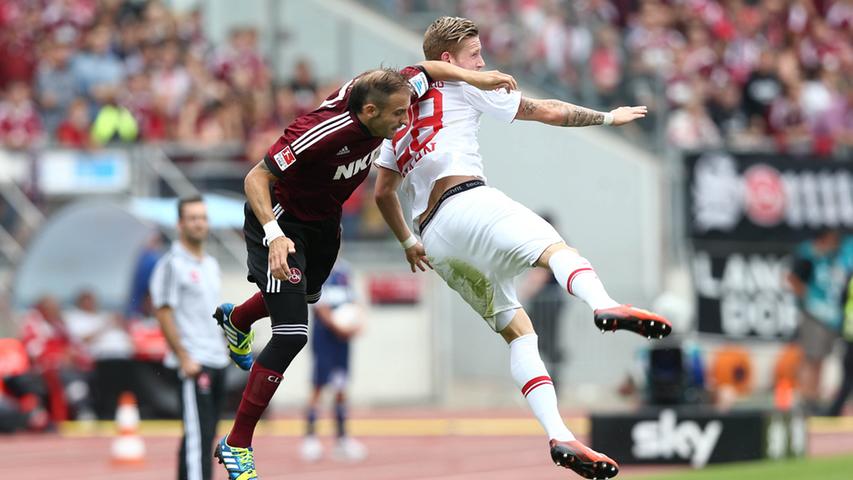 Schon vorher, quasi direkt nach Wiederanpfiff, erhält Javier Pinola die Gelbe Karte. Zwar hantiert der Argentinier mit dem Arm gegen Gegenspieler Andre Hahn, ein Ellebogenschlag sieht jedoch anders aus. Die Verwarnung fällt schwer ins Gewicht,...