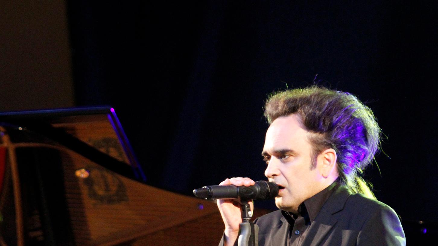 Mann mit Haarpracht und Stimme: Alexander Veljanov singt seine emotionalen Songs stoisch. Mann mit Haarpracht und Stimme: Alexander Veljanov singt seine emotionalen Songs stoisch.