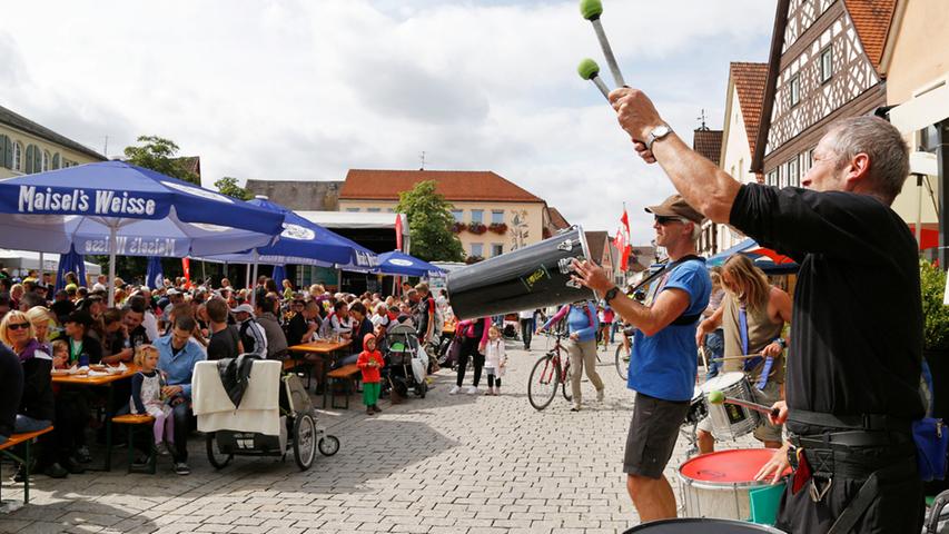 Auf dem Marktplatz in Ebermannstadt sorgen Trommler für Stimmung und...