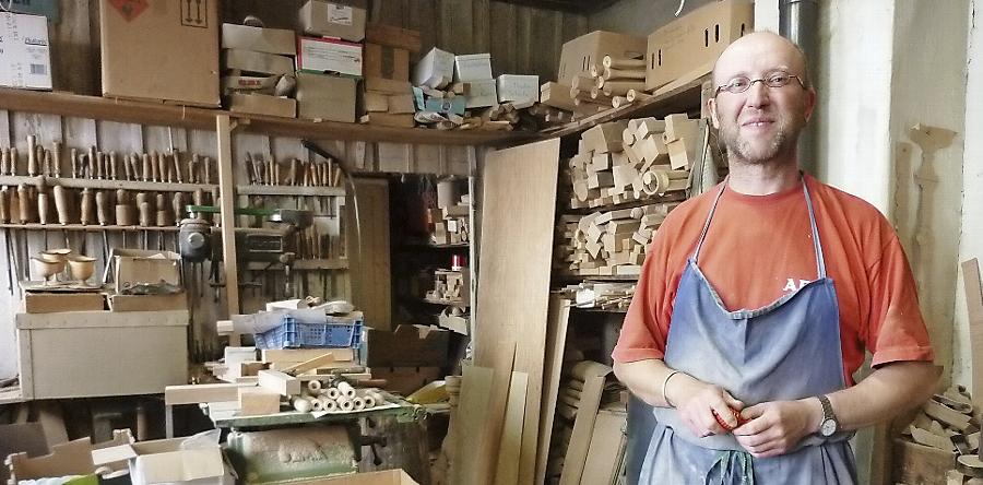 Uriger Arbeitsplatz: Frank Grottenthaler in seiner Werkstatt. Hier stapeln sich, penibel geordnet, Vierkante, Rundhölzer und Meißel. 
