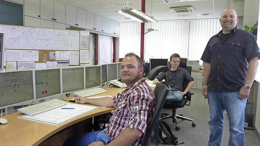 An den Monitoren haben (v. li.) Stefan Hübner, Tilo Seifert und Abteilungsleiter Marco Goller alles im Blick. Bei Systemstörungen können sie unverzüglich Gegenmaßnahmen einleiten. An den Monitoren haben (v. li.) Stefan Hübner, Tilo Seifert und Abteilungsleiter Marco Goller alles im Blick. Bei Systemstörungen können sie unverzüglich Gegenmaßnahmen einleiten.