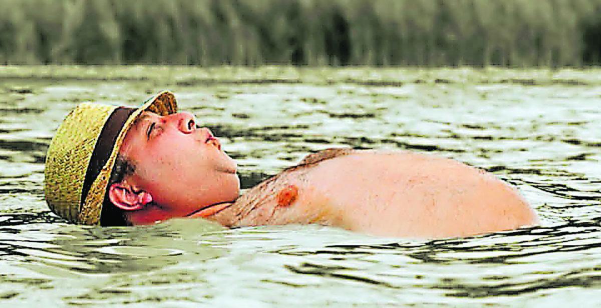 Der Mann des Monats April: Uli Weiß von der Höchstadter Stadtkapelle badet genüsslich im Kieferndorfer Weiher. Das Foto illustriert auf skurrile Weise die von Viren verursachte „Bauchwassersucht“bei Karpfen. Bei Uli Weiß ist es möglicherweise das fränkische Bier, das für die Inselbildung zwischen Kopf und Füßen sorgt.
Der Mann des Monats April: Uli Weiß von der Höchstadter Stadtkapelle badet genüsslich im Kieferndorfer Weiher. Das Foto illustriert auf skurrile Weise die von Viren verursachte „Bauchwassersucht“bei Karpfen. Bei Uli Weiß ist es möglicherweise das fränkische Bier, das für die Inselbildung zwischen Kopf und Füßen sorgt.