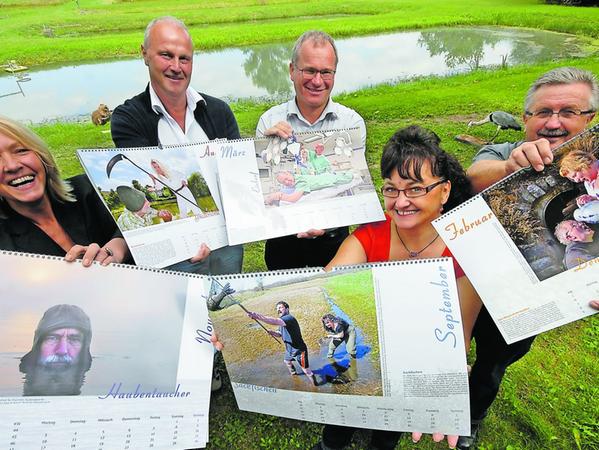 Den witzig-verwegenen Kalender präsentieren (v.l.): Siggi Thiem (Motiv „Haubentaucher“), Gerald Brehm („Gliedersense“), Martin Oberle („Einlauf“), Karin Schatz („Sackfischen“), Georg Römer („Mönch dicht machen“). Den witzig-verwegenen Kalender präsentieren (v.l.): Siggi Thiem (Motiv „Haubentaucher“), Gerald Brehm („Gliedersense“), Martin Oberle („Einlauf“), Karin Schatz („Sackfischen“), Georg Römer („Mönch dicht machen“).