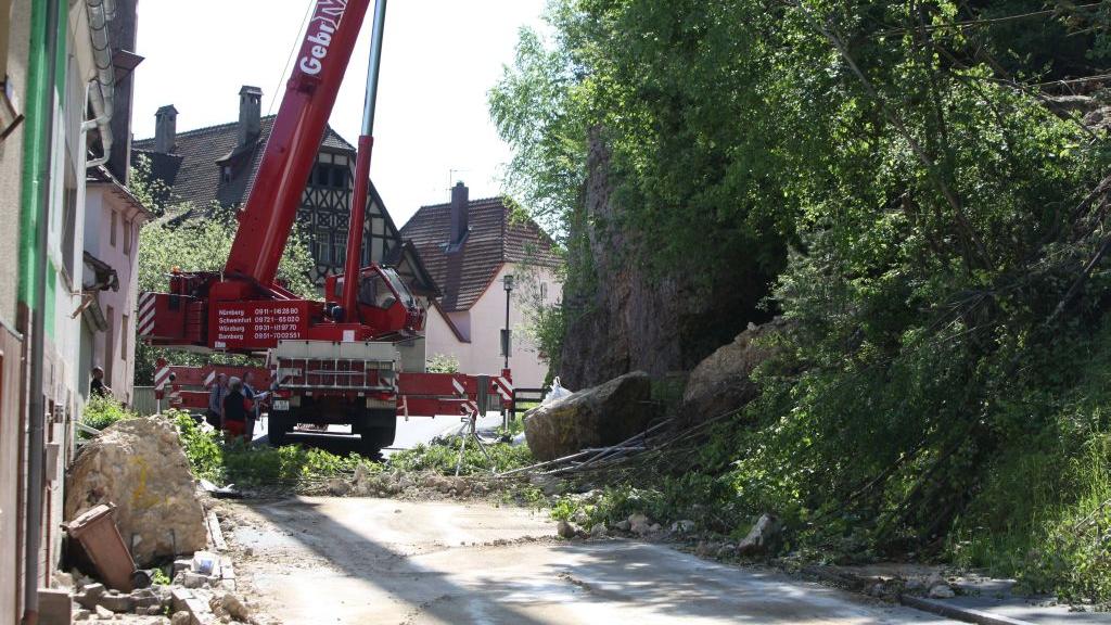 Nach Felssturz bei Burg Veldenstein: Straßen wieder befahrbar