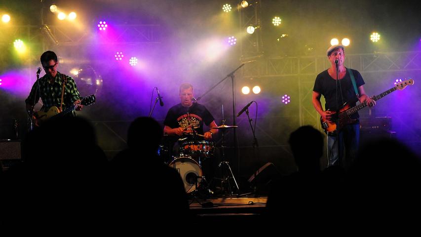Old School Rock'n'Roll bot das Trio Se Hazelnuts aus Forchheim.