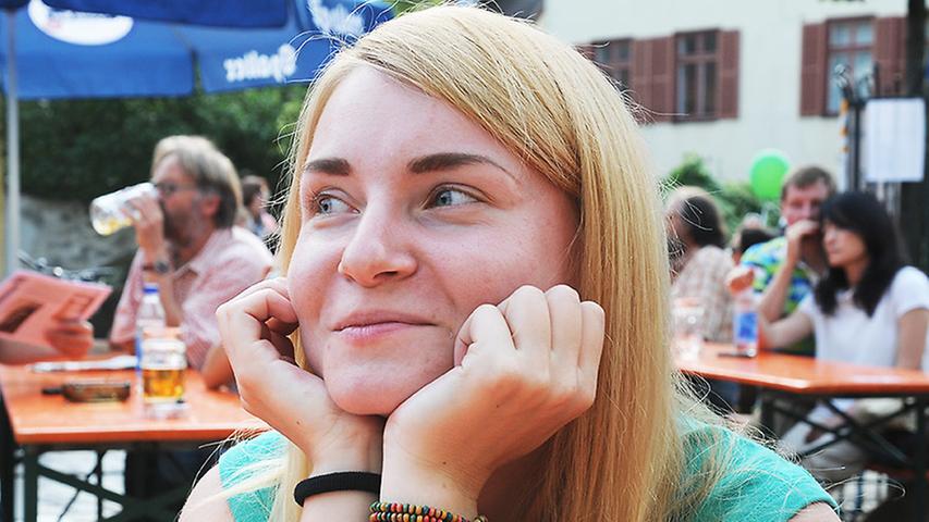 Nadia (22) aus St. Petersburg ist zur Zeit in Ansbach zu Besuch und findet das Musik-Event ganz nett.