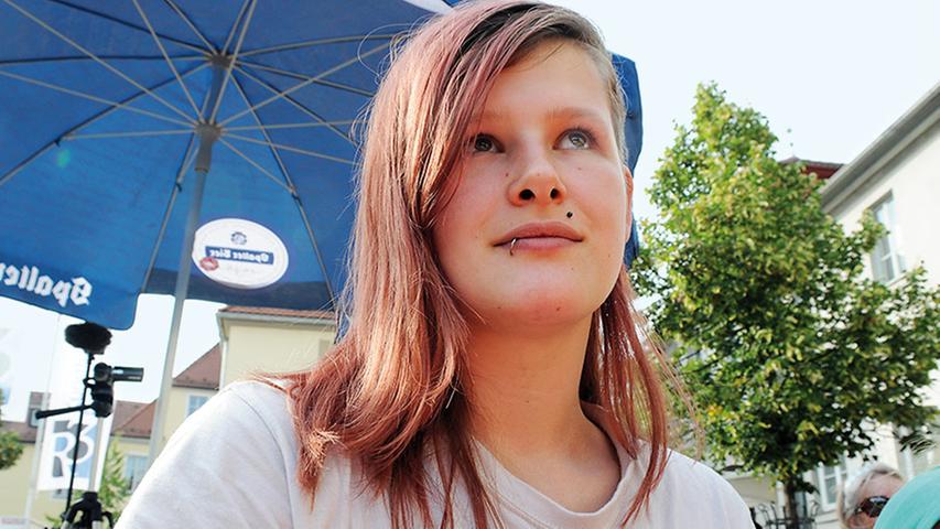 Elena (21) bevorzugt eigentlich Punkrock, Rock, Metal, Gothik und Cybergothik, fühlt sich aber auch beim Ansbacher Bardentreffen gut aufgehoben.