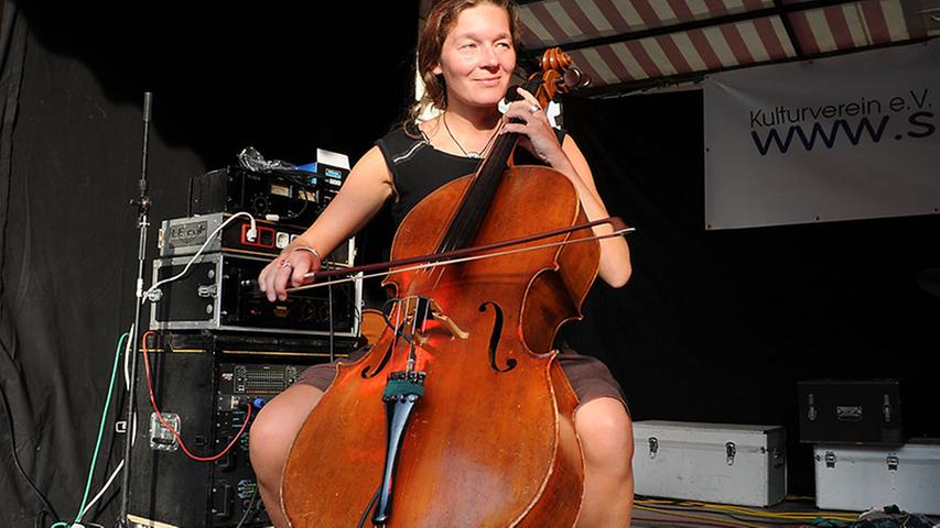 Melanie Krause begleitet die Bandkollegin am Cello.