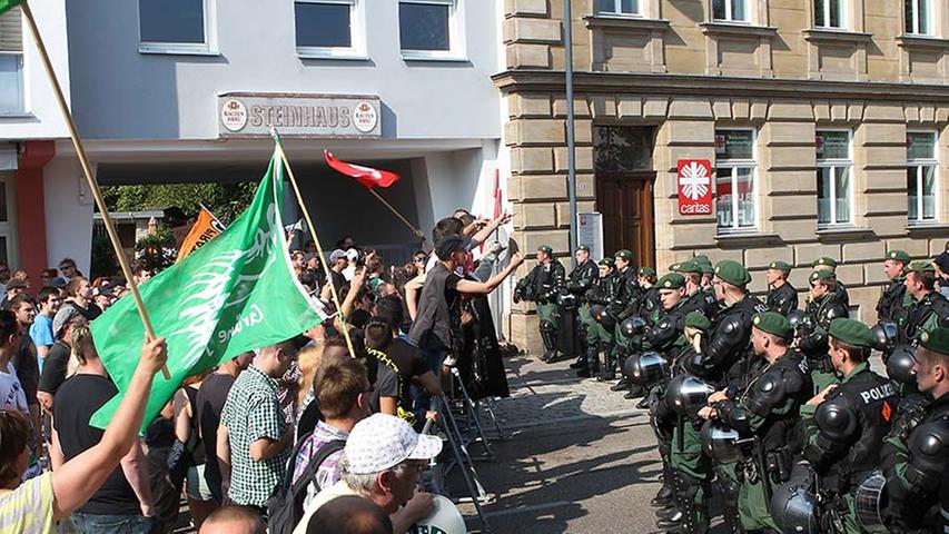 "Ansbach ist bunt": Rund 400 Menschen zeigten Flagge gegen Rechts