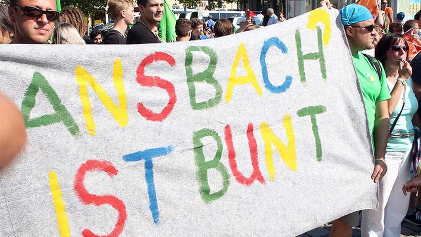 "Ansbach ist bunt": Unter diesem Motto fanden sich am späten Samstagnachmittag rund 400 Demonstranten am Ansbacher Bahnhofsplatz ein.