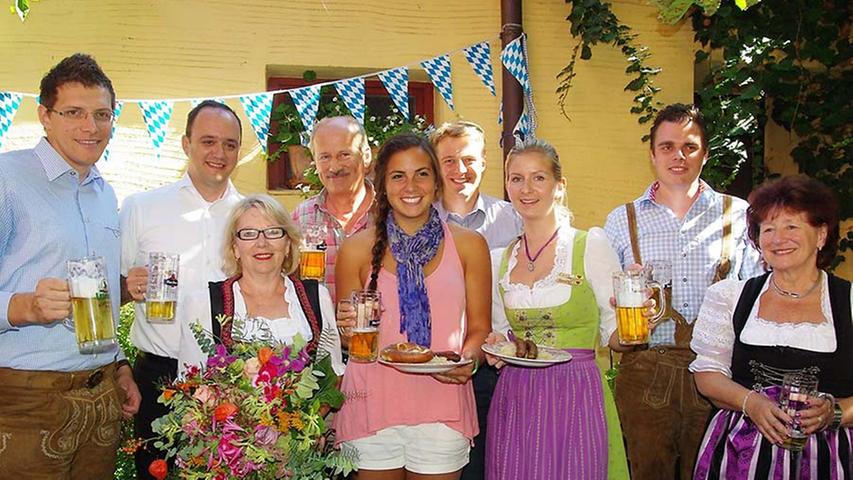 Kaitlyn Savara (Mitte) von der Frankenmuther Brauerei inmitten der Wirtschaftsjunioren. Rechts IHK-Vizepräsidentin Erika Gruber.