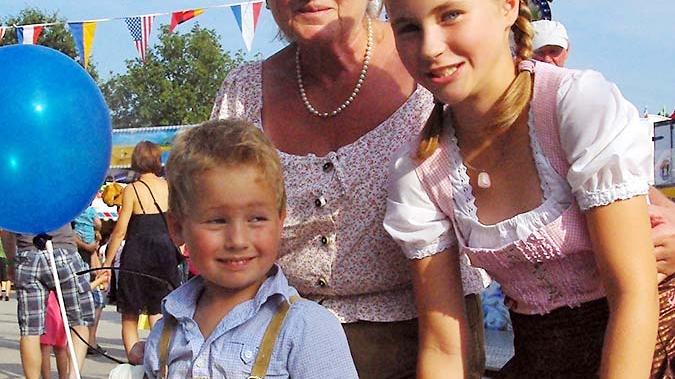 Fesch trachtig: Leonie und Malte Kress mit ihrer Opa Luise Kress.