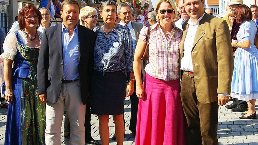 MdL Christa Naaß, Bürgermeister Gilles Begoud und seine Frau Sylvie sowie Kathrin und Joachim Federschmidt beim Marsch zum Festplatz.