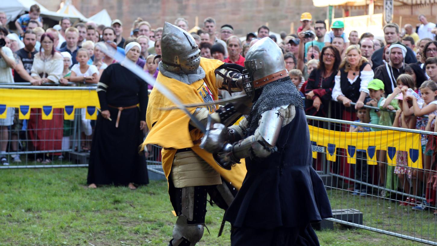 Beim Kampf mit dem Schwert zeigen die tapferen Ritter ihr Können.