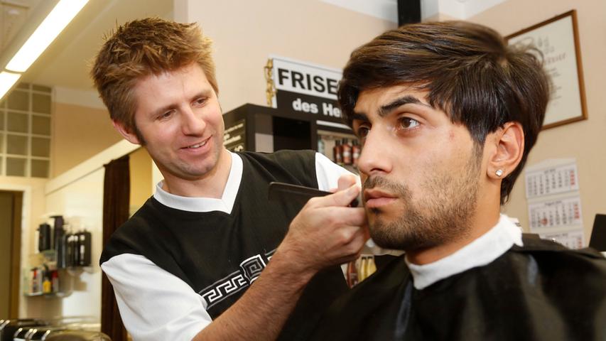 Enrico Heindl trimmt beim Friseur des Herrn in der Lorenzer Straße die Bärte seiner Kunden.
