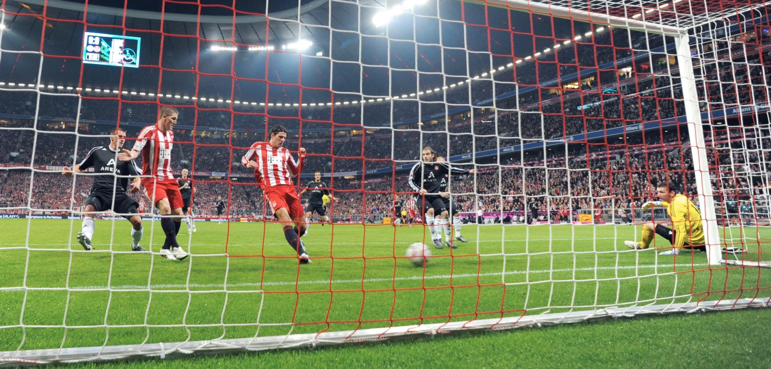In der Hinrunde 2010/11 gab's für den Club in München wiedermal nichts zu holen: Der FCB startete druckvoll in das 181. fränkisch-bayerische Kräftemessen und ging bereits in der 10. Minute in Front: Nilsson stand bei Kroos' Diagonalpass auf den agilen Pranjic zu weit innen. Der Kroate legte in die Mitte, wo Gomez nur noch den Fuß hinzuhalten brauchte.