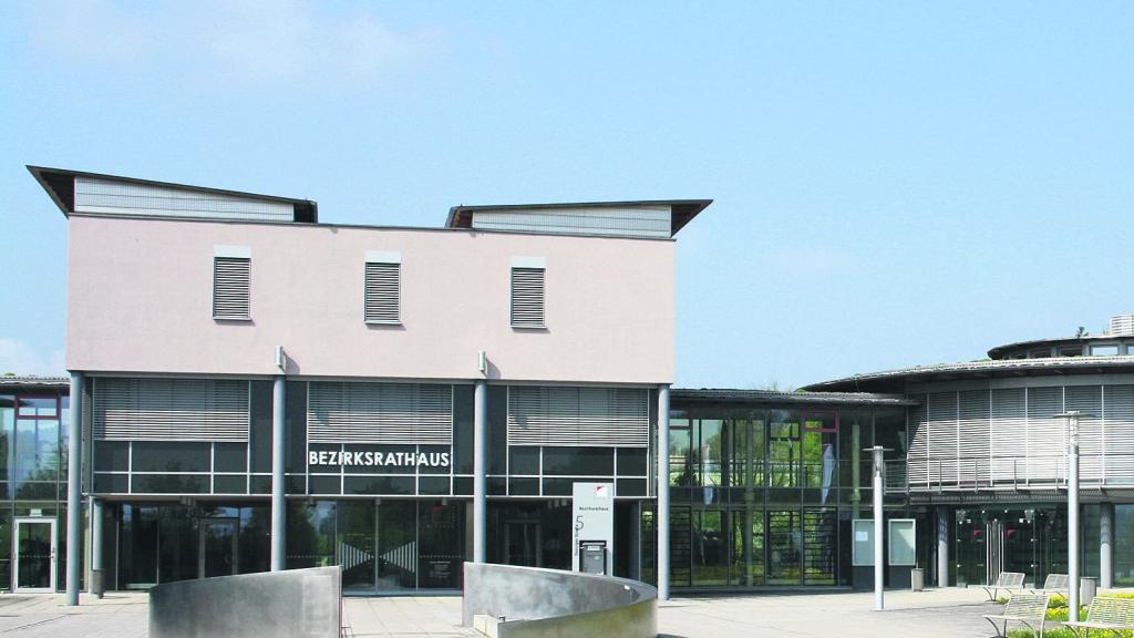 Die Erweiterung des Bezirksrathauses in Ansbach kommt teurer als prognostiziert. Kurz vor der offiziellen Einweihung musste der Bezirkstag nochmal 1,6 Millionen an Mehrkosten genehmigen.