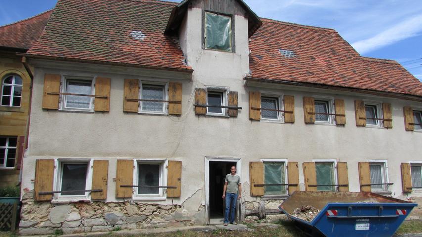 Das Schwarzhaupthaus in Emreuth war einst in jüdischem Besitz. Obwohl es nicht an Berichterstattung über dieses geschichtsträchtige Gebäude mangelte, wurde es über die Jahre immer mehr dem Verfall preisgegeben. Es drohte sogar...