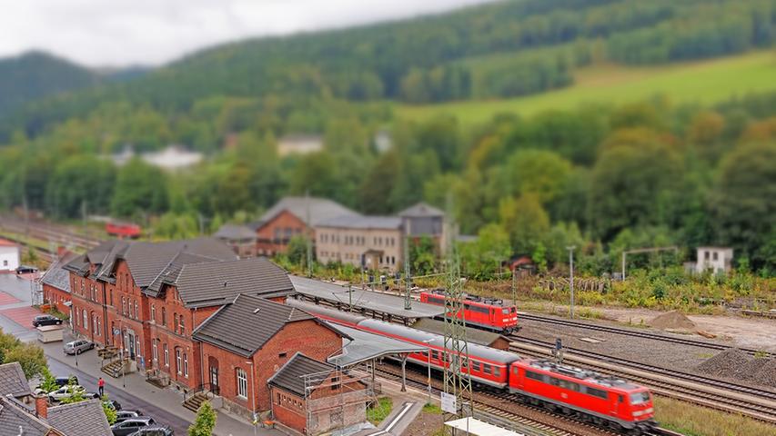 Auf der Strecke des Franken-Thüringen-Express beziehungsweise zwischen den Bahnhöfen Bamberg und Probstzella...