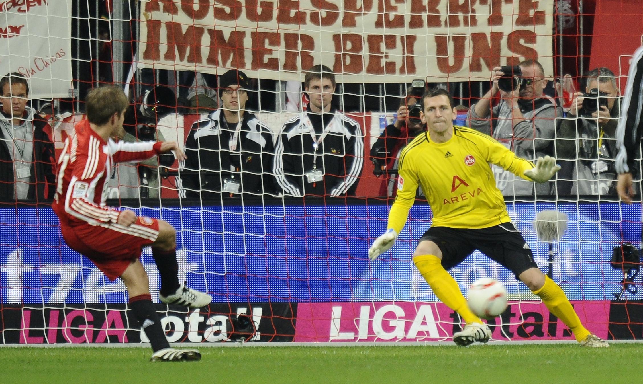Bei der deutlichen 0:3-Pleite in der Isarmetropole agierte der FCN in Durchgang eins zu verhalten. Dies änderte sich zu Beginn der zweiten Hälfte. Bayern-Kapitän Lahm ließ Club-Keeper Raphael Schäfer dann jedoch aus elf Metern keine Abwehrchance und legte das 2:0 nach. Dieser Zwischenstand nahm den Cluberern nach zuvor mutigen Offensivbemühungen den Wind aus den Segeln. Durch den verdienten Heimerfolg zogen die Münchner in der Tabelle am Altmeister vorbei.