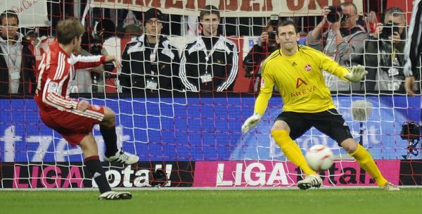 Bei der deutlichen 0:3-Pleite in der Isarmetropole agierte der FCN in Durchgang eins zu verhalten. Dies änderte sich zu Beginn der zweiten Hälfte. Bayern-Kapitän Lahm ließ Club-Keeper Raphael Schäfer dann jedoch aus elf Metern keine Abwehrchance und legte das 2:0 nach. Dieser Zwischenstand nahm den Cluberern nach zuvor mutigen Offensivbemühungen den Wind aus den Segeln. Durch den verdienten Heimerfolg zogen die Münchner in der Tabelle am Altmeister vorbei.