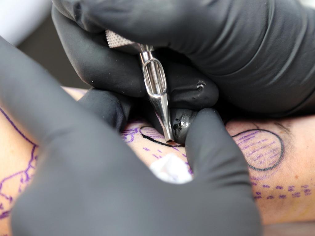 Larissa Wagner Tatowiert Im Atelier Thirdeye In Gostenhof Nurnberg Nordbayern De