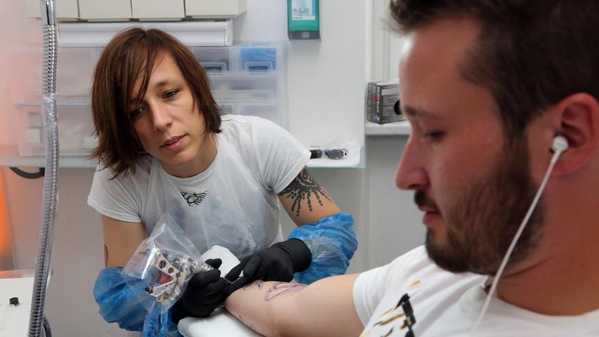 ...betreibt in Gostenhof das Tatto-Studio Thirdeye. Zum Tättowieren kam sie erst im Jahr 2007. Seit zwei Jahren ist die freischaffende Künstlerin nun bereits selbstständig. Dieses Mal ist...