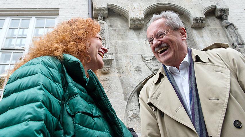 Trafen sich in einem Wahllokal im Münchner Stadtteil Schwabing: Christian Ude (SPD) und Margarete Bause (Die Grünen). "Ich bin guter Dinge, dass wir gut zusammenpassen", sagt Bause. Zwei, die offenbar unbedingt koalieren möchten.