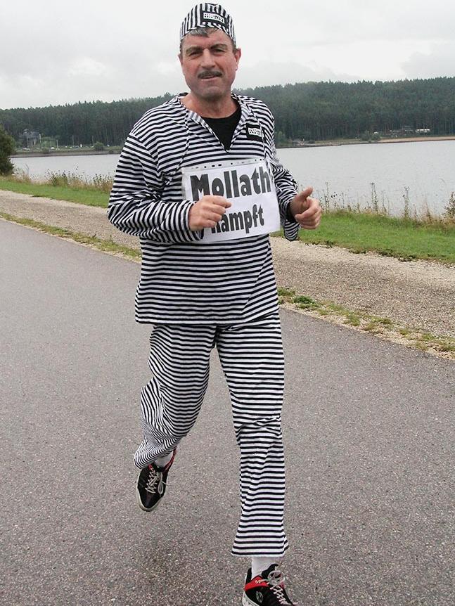 Mit Streifen und Schnauzer: Auch ein "Gustl Mollath" war beim Seenlandmarathon dabei. 
