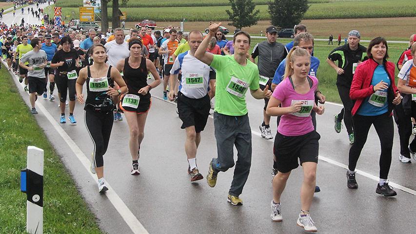 Gute Laune trotz Nieselregen: der Seenlandmarathon.