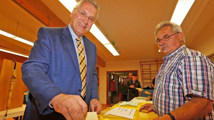 In Bayern gibt es 9,478 Millionen Wahlberechtigte (hier Innenminister Joachim Herrmann bei der Stimmabgabe zur Landtagswahl 2013), darunter rund 599.000 Erstwähler. Mit 3,19 Millionen Stimmberechtigten leben die meisten Stimmberechtigten in Oberbayern. In Mittelfranken sind es 1,27 Millionen, in der Oberpfalz 856.000, in Oberfranken 842.000.