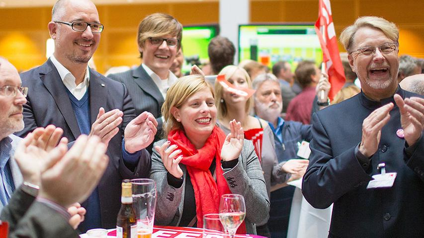 Solidarisch: Parteianhänger der SPD, darunter Berlins Landeschef Jan Stöß (3.v.l.), nach der ersten Prognose aus Bayern.
