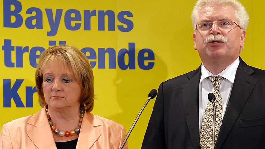 Konsterniert: FDP-Landesvorsitzende Sabine
 Leutheusser-Schnarrenberger (l) und der Spitzenkandidat Martin Zeil. Der Blick auf den Monitor...
 .