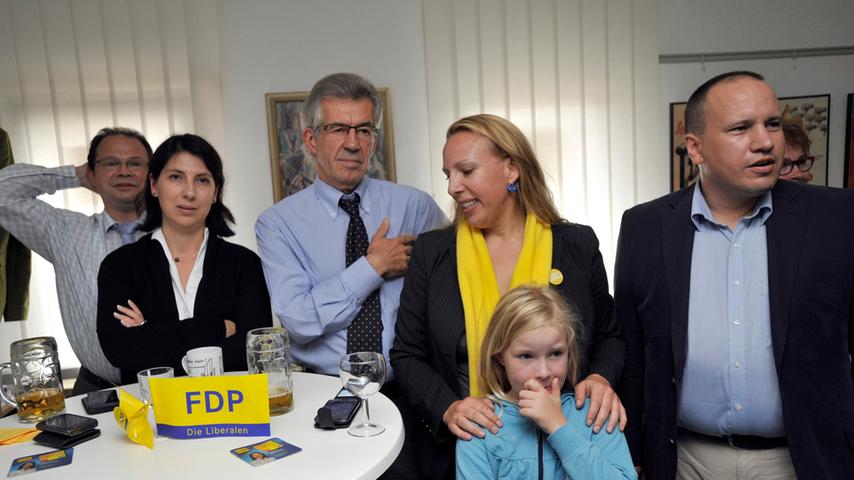 ... war die Stimmung deshalb getrübt: Christoph Eipper, Katja Hessel, Alexander Liebel, Christiane Alberternst mit Tochter Emilia (8) und Laszlo Riedel (v.li)müssen verdauen, dass die FDP die 5-Prozent-Hürde nicht geschafft hat.