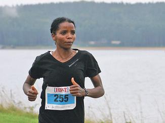 Eine Äthiopierin im Seenland: Senbete Gelane siegte beim Marathon der Frauen.