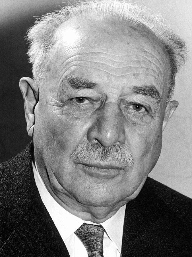 Wilhelm Hoegner (SPD) war der bislang einzige Ministerpräsident Bayerns nach dem Zweiten Weltkrieg, der nicht während oder nach der Amtszeit der CSU angehörte. Die erste Amtszeit Wilhelm Hoegners als bayerischer Ministerpräsident war von 1945 bis 1946. Er wurde 1954 ein weiteres Mal gewählt.