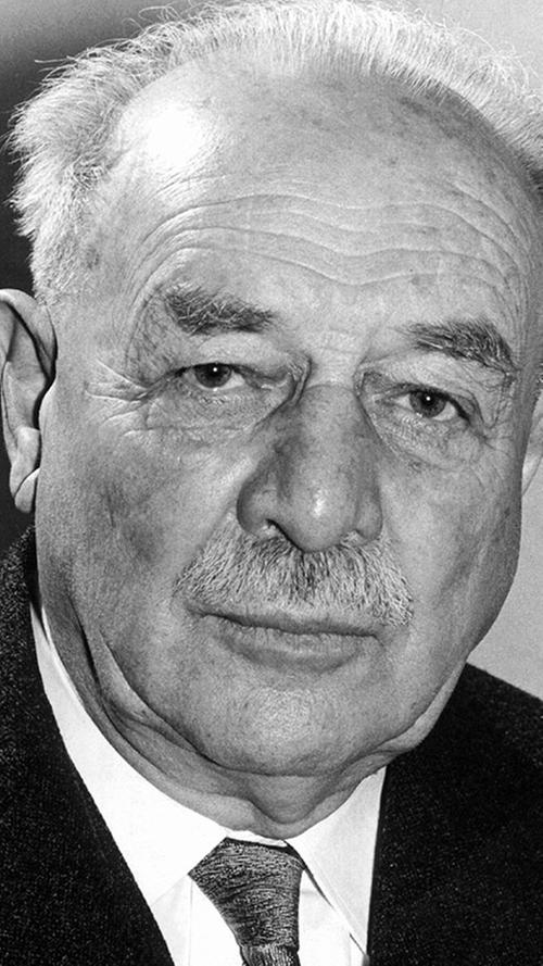 Wilhelm Hoegner (SPD) war der bislang einzige Ministerpräsident Bayerns nach dem Zweiten Weltkrieg, der nicht während oder nach der Amtszeit der CSU angehörte. Die erste Amtszeit Wilhelm Hoegners als bayerischer Ministerpräsident war von 1945 bis 1946. Er wurde 1954 ein weiteres Mal gewählt.